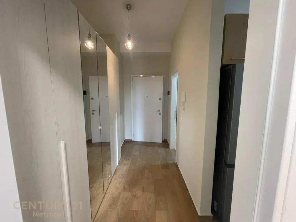 Tirane, jepet me qera apartament 1+1+Ballkon Kati 7, 70 m² 630 € (shkolla e kuqe)