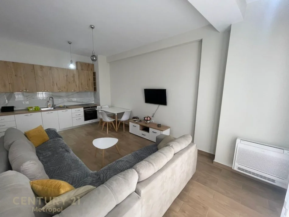 Tirane, jepet me qera apartament 1+1+Ballkon Kati 7, 70 m² 630 € (shkolla e kuqe)