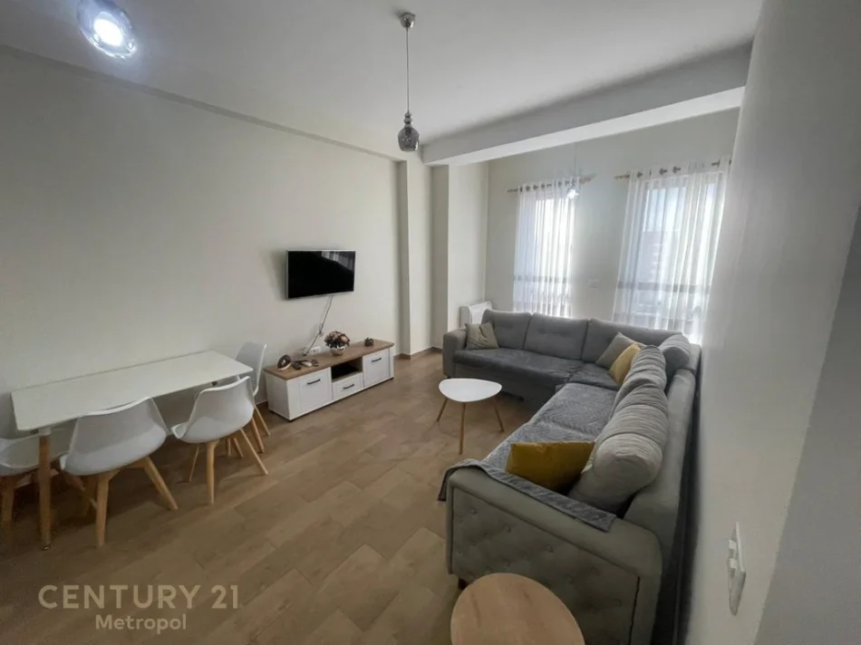 Tirane, jepet me qera apartament 1+1+Ballkon Kati 7, 70 m² 630 € (shkolla e kuqe)