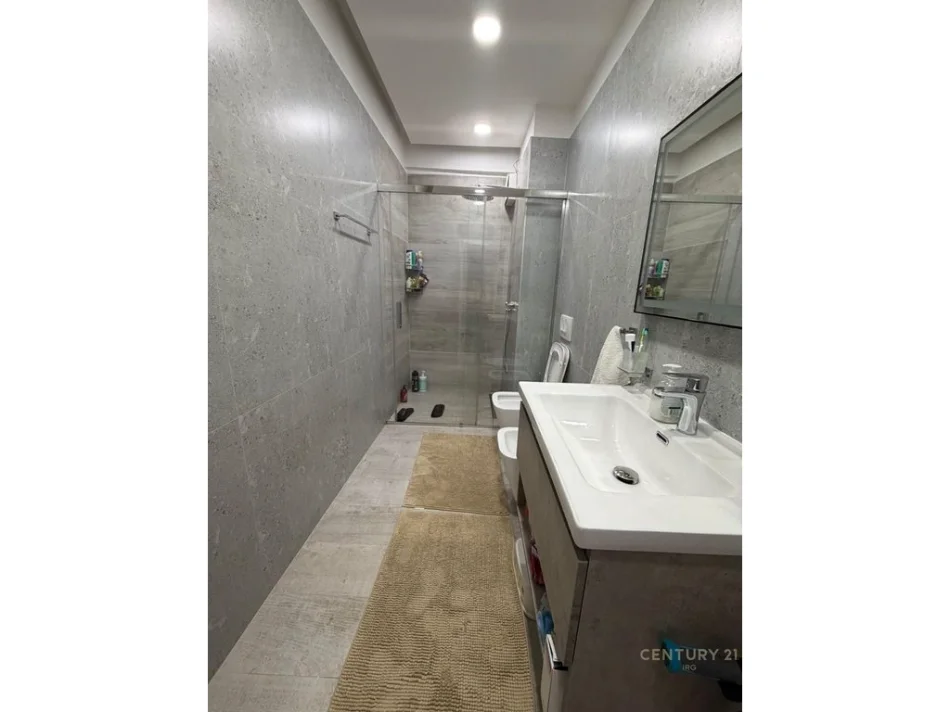 Tirane, jepet me qera apartament 2+1 Kati 8, 106 m² 1.000 € (ish parku)