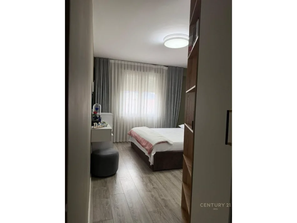 Tirane, jepet me qera apartament 2+1 Kati 8, 106 m² 1.000 € (ish parku)