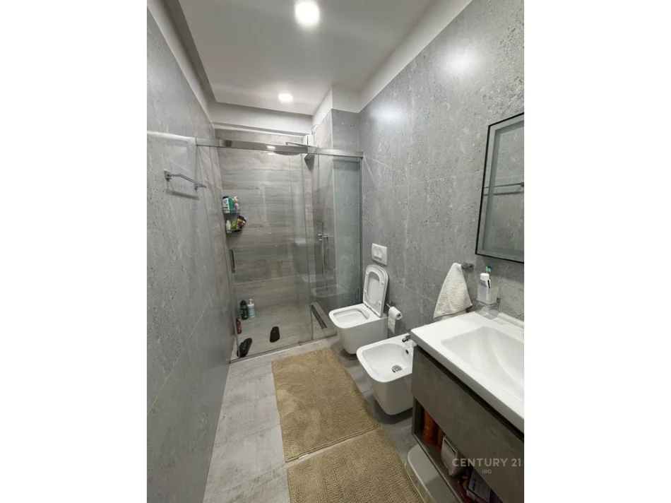 Tirane, jepet me qera apartament 2+1 Kati 8, 106 m² 1.000 € (ish parku)