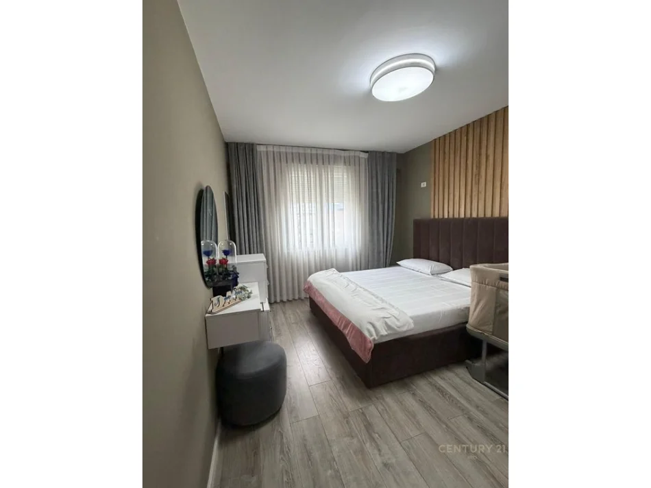 Tirane, jepet me qera apartament 2+1 Kati 8, 106 m² 1.000 € (ish parku)