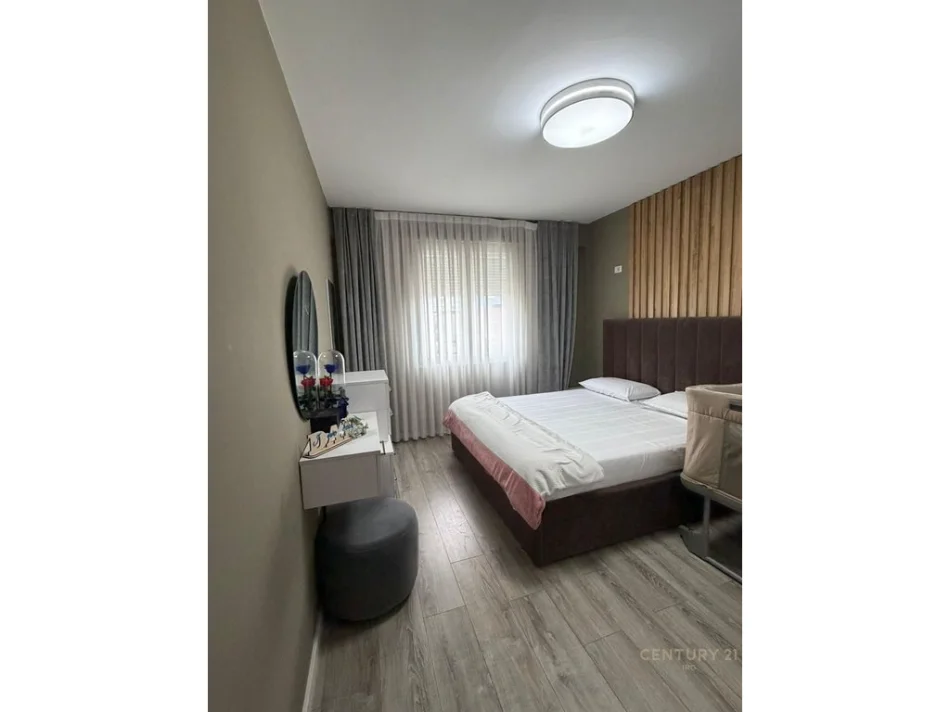 Tirane, jepet me qera apartament 2+1 Kati 8, 106 m² 1.000 € (ish parku)