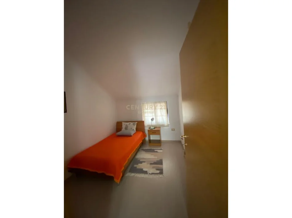 Tirane, jepet me qera apartament 3+1+Ballkon Kati 2, 144 m² 850 € (kristal center)