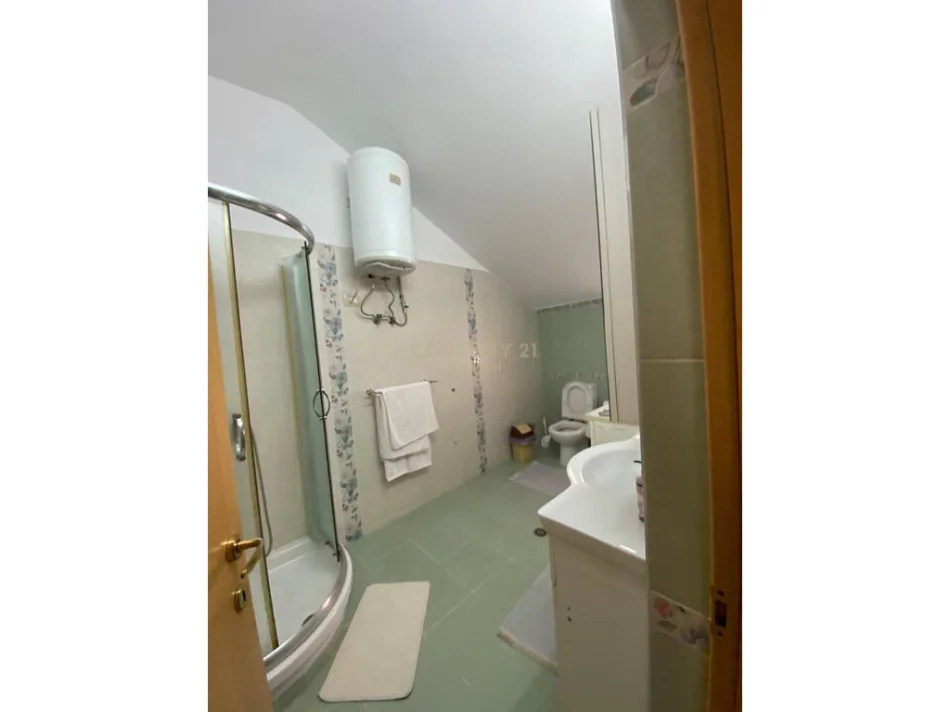 Tirane, jepet me qera apartament 3+1+Ballkon Kati 2, 144 m² 850 € (kristal center)