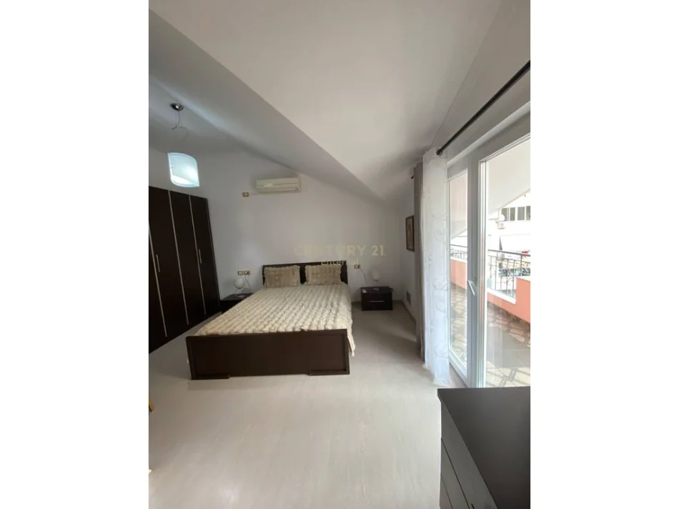 Tirane, jepet me qera apartament 3+1+Ballkon Kati 2, 144 m² 850 € (kristal center)