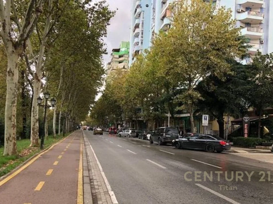 Tirane, jepet me qera ambjent biznesi Kati 0, 65 m² 1.000 € (ish ekspozita)