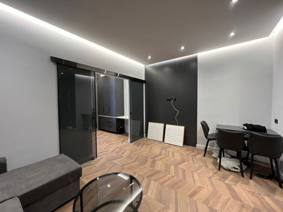 Tirane, jepet me qera apartament 1+1 , 600 € (liqeni i thate)