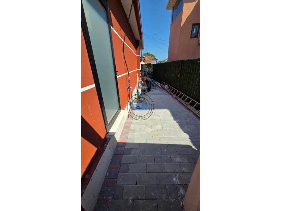 Durres, jepet me qera ambjent biznesi Kati 1, 118 m² 500 € (Xhafzotaj)