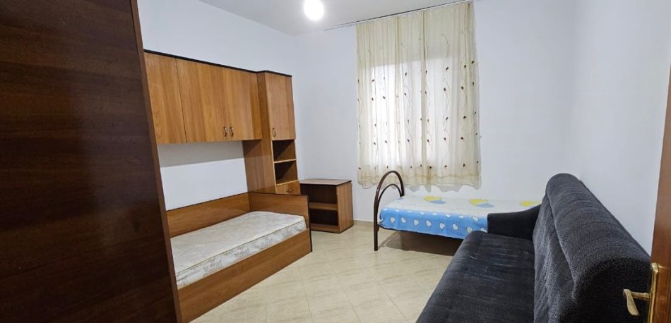 Tirane, jepet me qera apartament 2+1+Ballkon Kati 3, 119 m² 500 € (perballe Pallatit me Shigjeta)