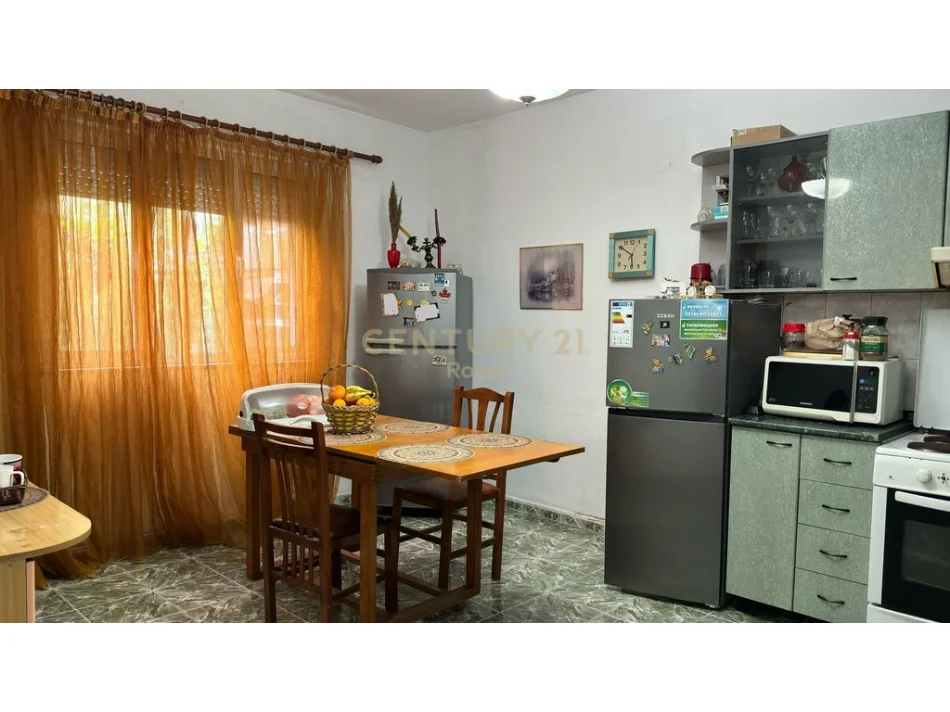 Tirane, shitet shtepi 2+1 Kati 0, 209 m² 210.000 € (kodra e priftit)