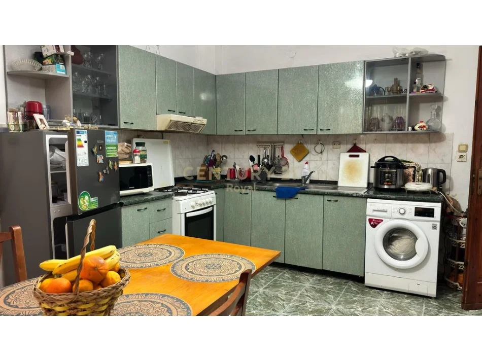 Tirane, shitet shtepi 2+1 Kati 0, 209 m² 210.000 € (kodra e priftit)