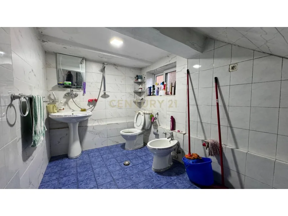 Tirane, shitet shtepi 2+1 Kati 0, 209 m² 210.000 € (kodra e priftit)