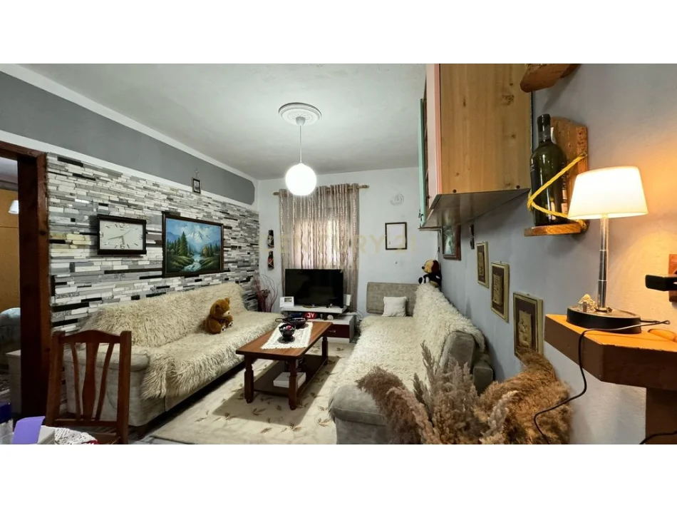 Tirane, shitet shtepi 2+1 Kati 0, 209 m² 210.000 € (kodra e priftit)