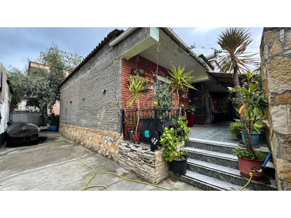 Tirane, shitet shtepi 2+1 Kati 0, 209 m² 210.000 € (kodra e priftit)