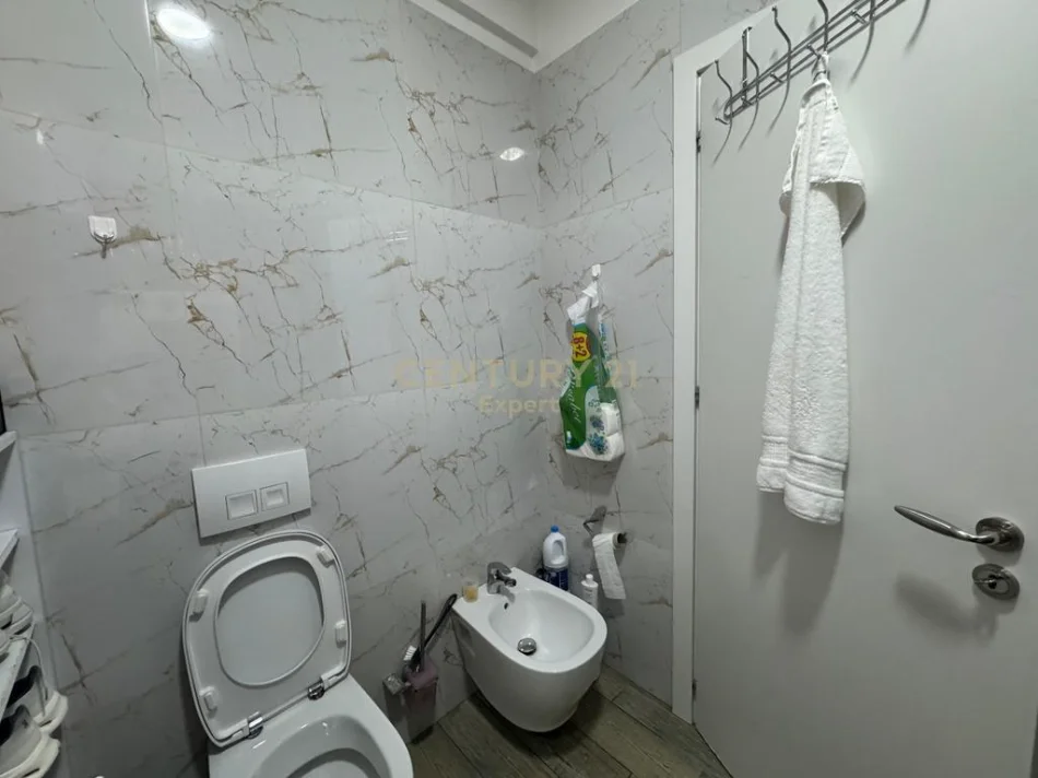Tirane, shitet apartament 2+1 Kati 4, 93 m² 186.000 € (liqeni i thate)