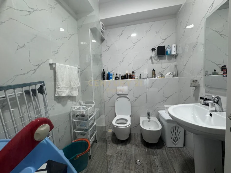 Tirane, shitet apartament 2+1 Kati 4, 93 m² 186.000 € (liqeni i thate)