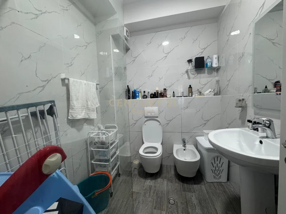 Tirane, shitet apartament 2+1 Kati 4, 93 m² 186.000 € (liqeni i thate)