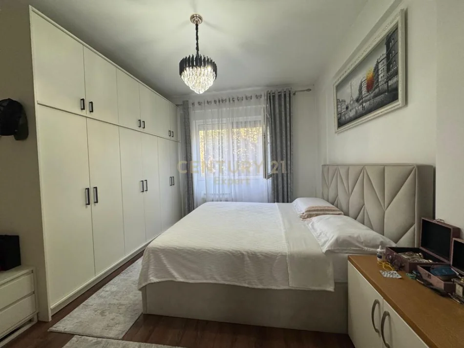 Tirane, shitet apartament 2+1 Kati 4, 93 m² 186.000 € (liqeni i thate)
