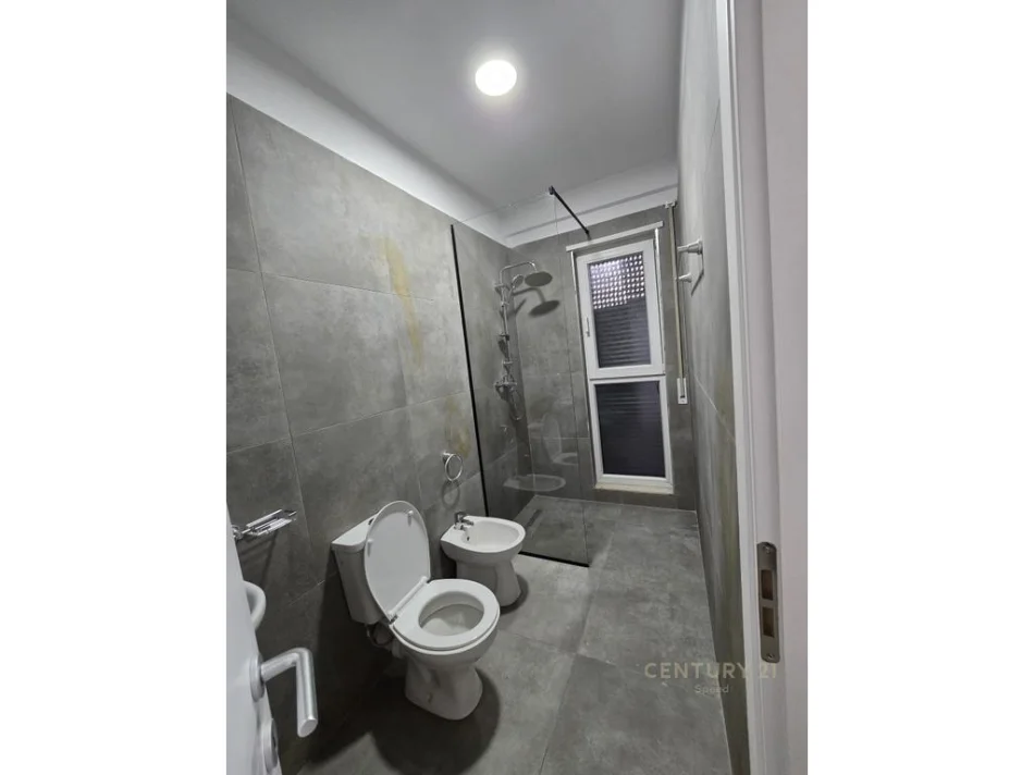 Tirane, jepet me qera apartament 2+1 Kati 2, 90 m² 700 € (bulevardi i ri)