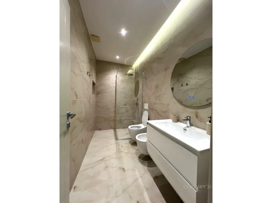 Tirane, jepet me qera apartament 2+1 Kati 8, 117 m² 850 € (mine peza)