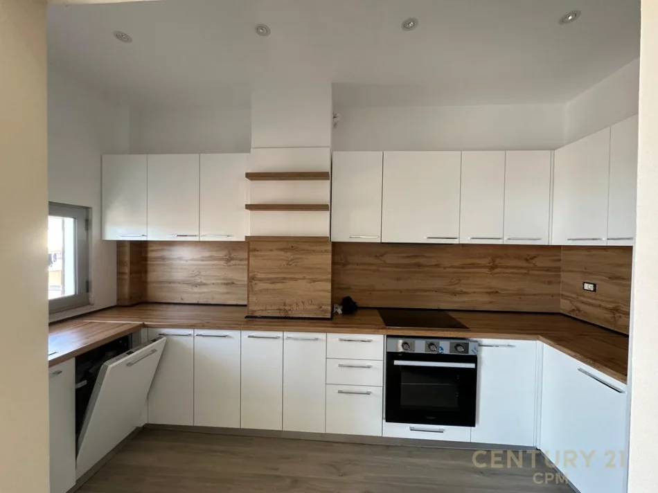 Tirane, jepet me qera apartament 3+1+Ballkon Kati 6, 155 m² 1.400 € (gjimnazi ismail qemali)