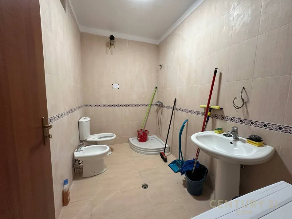 Tirane, jepet me qera apartament 3+1+Ballkon Kati 6, 155 m² 1.400 € (gjimnazi ismail qemali)