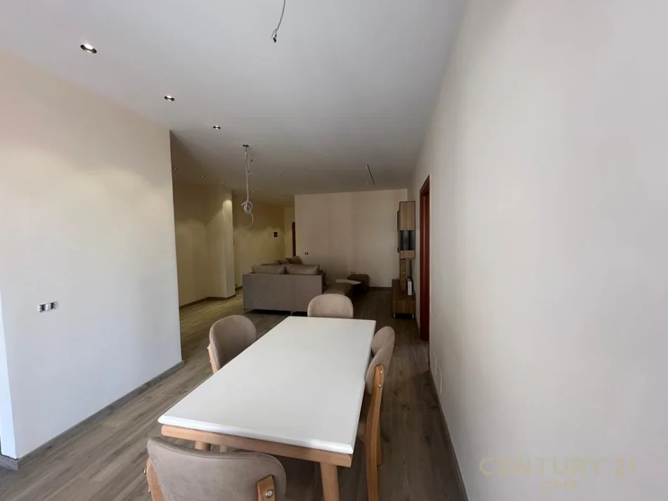 Tirane, jepet me qera apartament 3+1+Ballkon Kati 6, 155 m² 1.400 € (gjimnazi ismail qemali)