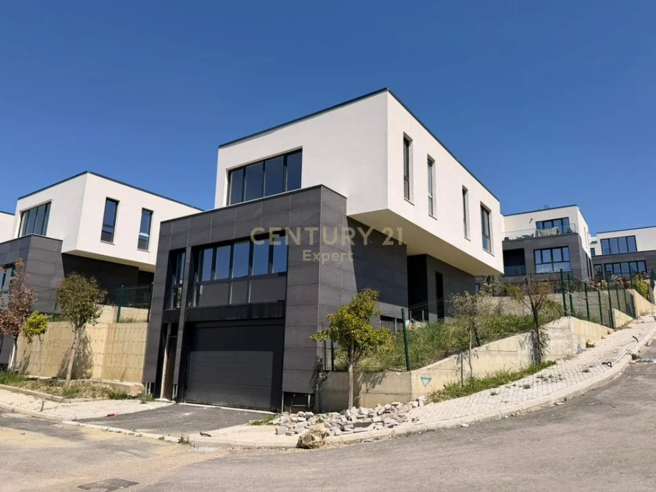 Tirane, shitet Vile 3+1 Kati 0, 258 m² 650.000 € (farke)