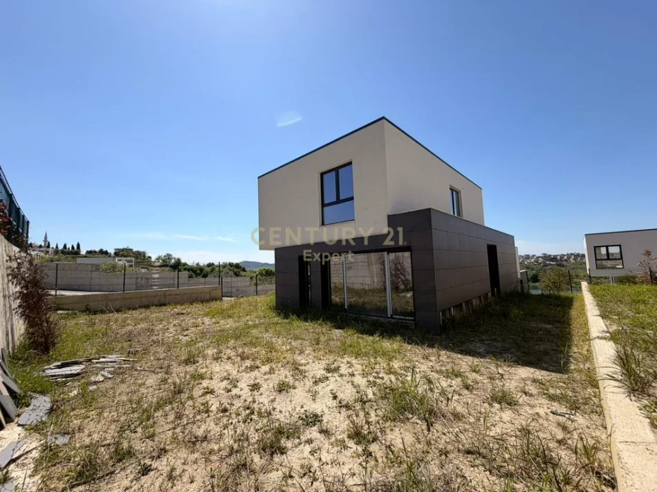 Tirane, shitet Vile 3+1 Kati 0, 258 m² 650.000 € (farke)