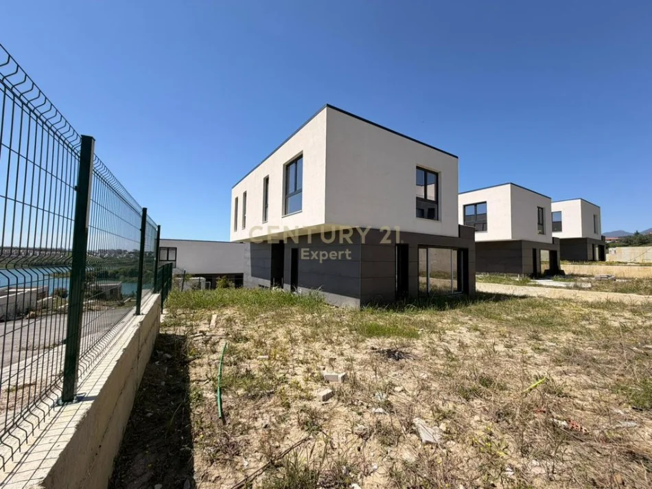 Tirane, shitet Vile 3+1 Kati 0, 258 m² 650.000 € (farke)