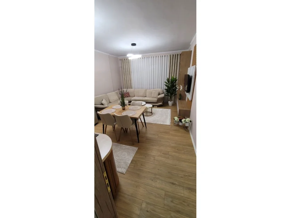 Tirane, jepet me qera apartament 2+1 Kati 4, 98 m² 880 € (kristal center)