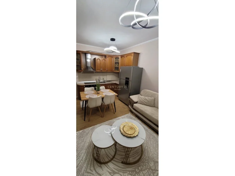 Tirane, jepet me qera apartament 2+1 Kati 4, 98 m² 880 € (kristal center)