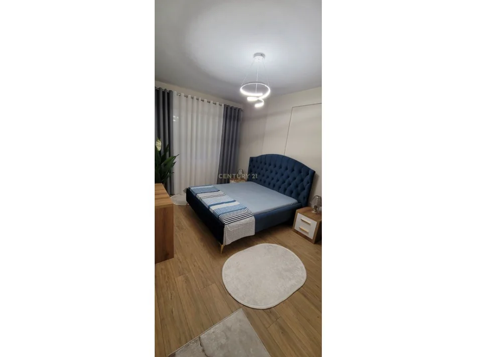 Tirane, jepet me qera apartament 2+1 Kati 4, 98 m² 880 € (kristal center)