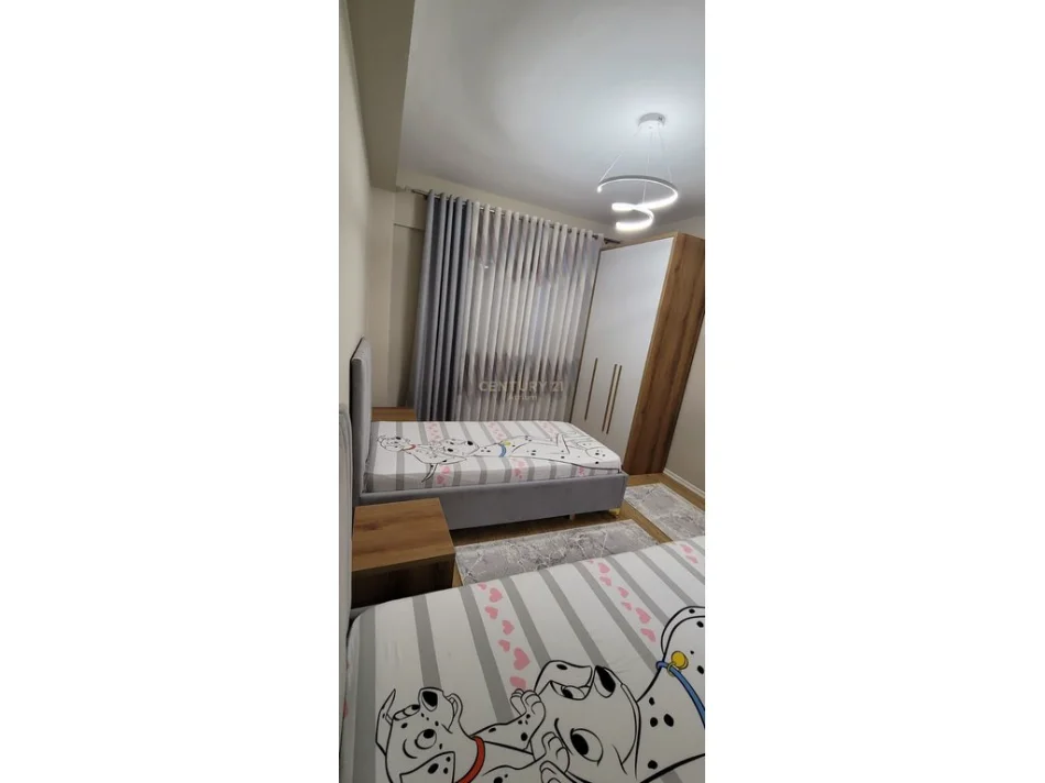 Tirane, jepet me qera apartament 2+1 Kati 4, 98 m² 880 € (kristal center)