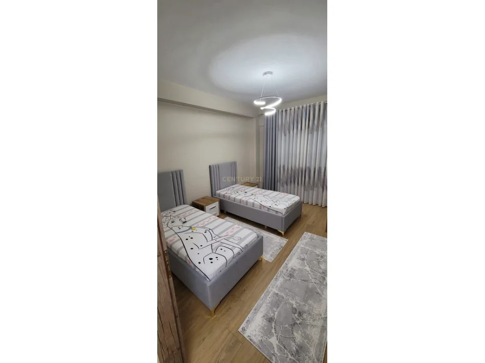 Tirane, jepet me qera apartament 2+1 Kati 4, 98 m² 880 € (kristal center)