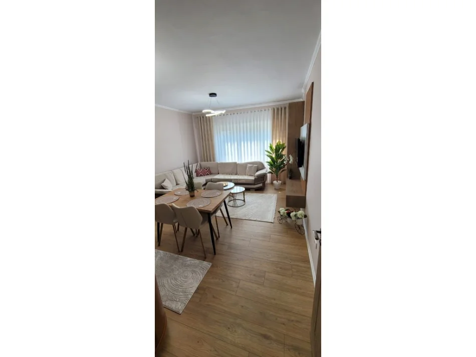 Tirane, jepet me qera apartament Kati 4, 800 € 