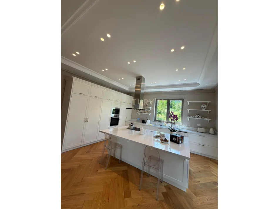 Tirane, jepet me qera Vile 3 Katshe Kati 3, 1.600 m² 10.000 € (mjull-bathore)