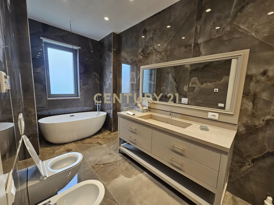 Tirane, jepet me qera Vile 3 Katshe Kati 3, 1.600 m² 10.000 € (mjull-bathore)