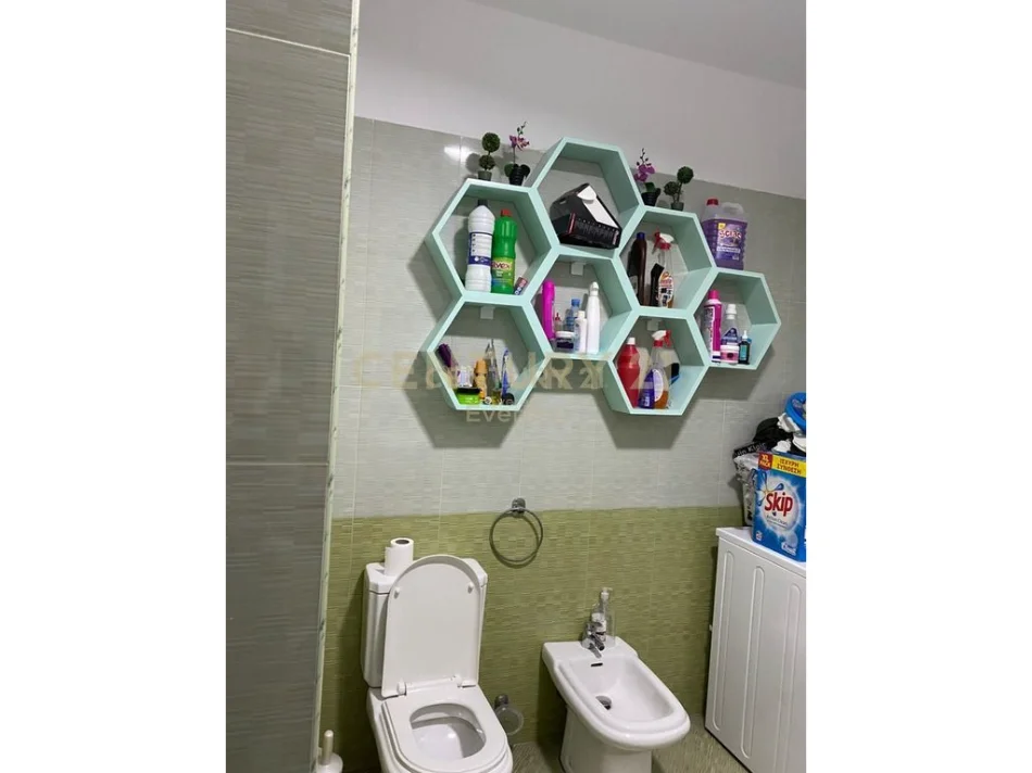 Tirane, jepet me qera apartament 2+1 Kati 4, 500 m² 500 € (Kombinat)