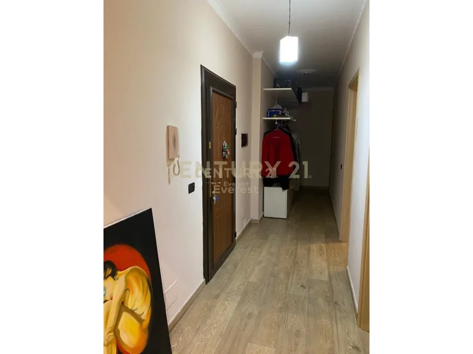 Tirane, jepet me qera apartament 2+1 Kati 4, 500 m² 500 € (Kombinat)