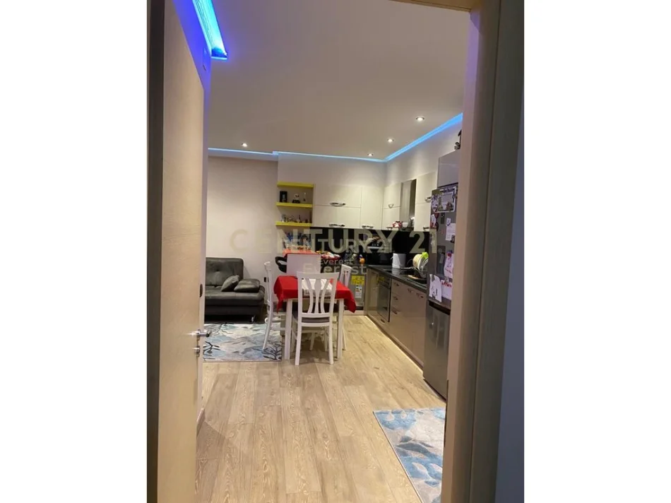 Tirane, jepet me qera apartament 2+1 Kati 4, 500 m² 500 € (Kombinat)