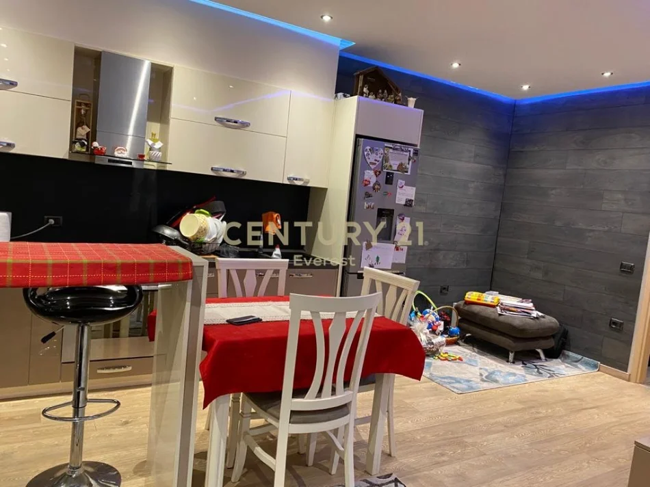 Tirane, jepet me qera apartament 2+1 Kati 4, 102 m² 500 € (misto mame)