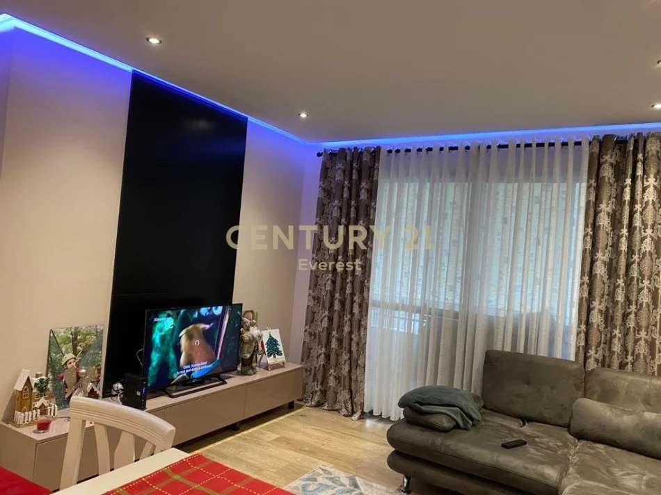 Tirane, jepet me qera apartament 2+1 Kati 4, 500 m² 500 € (Kombinat)