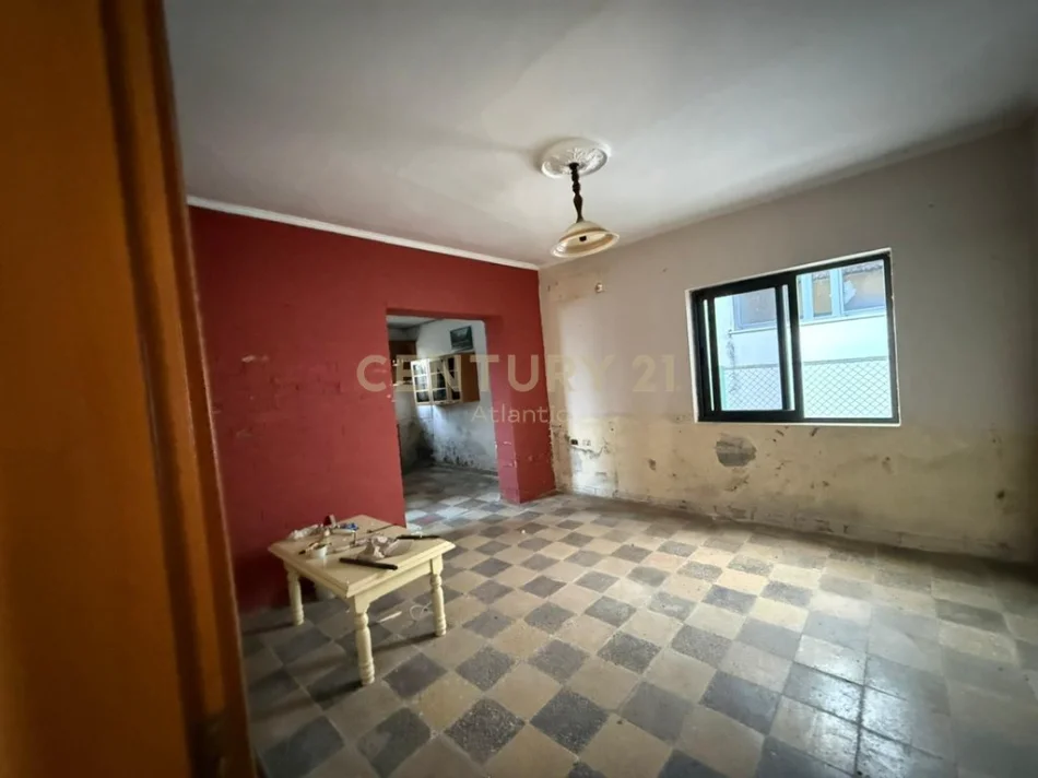 Durres, jepet me qera shtepi 3+1 Kati 1, 270 m² 65.000 € (Shijak, Durres)