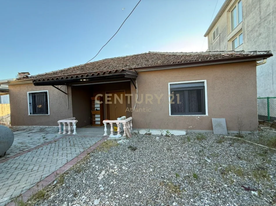 Durres, jepet me qera shtepi 3+1 Kati 1, 270 m² 65.000 € (Shijak, Durres)