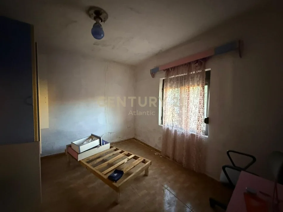 Durres, jepet me qera shtepi 3+1 Kati 1, 270 m² 65.000 € (Shijak, Durres)