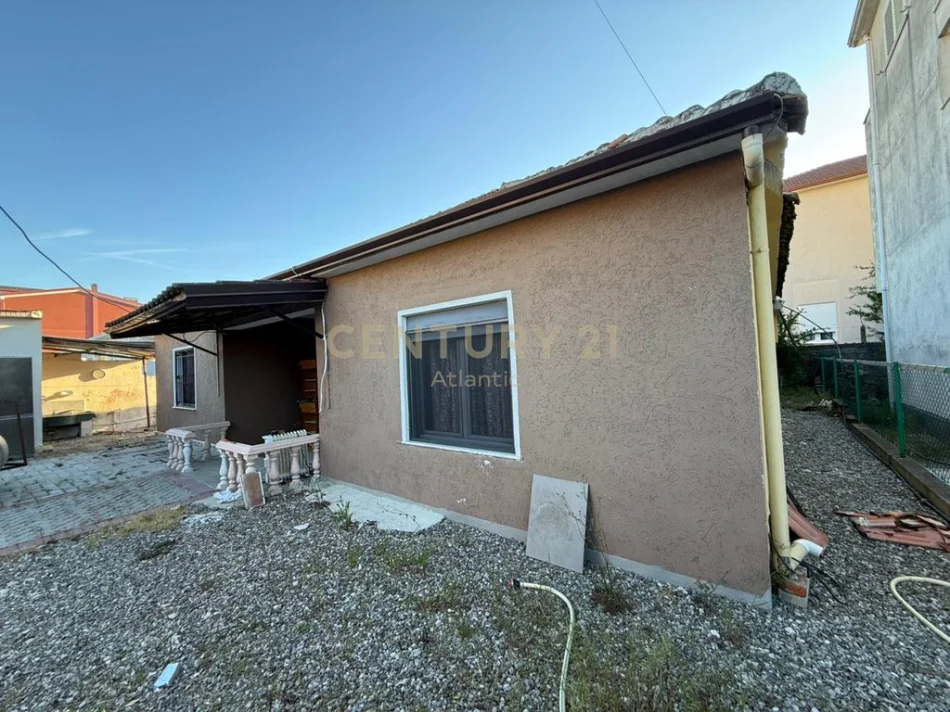 Durres, jepet me qera shtepi 3+1 Kati 1, 270 m² 65.000 € (Shijak, Durres)