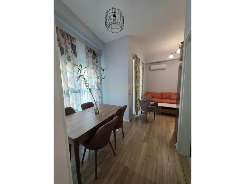 Tirane, jepet me qera 1+1 Kati 5, 450 € 